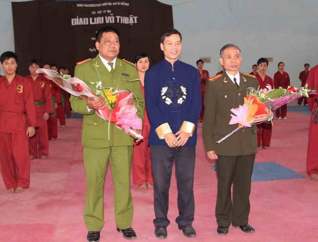 Võ sư Nguyễn Thành Chung, Trưởng môn phái LẠC VIỆT VÕ ĐẠO trao hoa cho hai Thầy đại diện cho Học Viện Cảnh Sát  - Học Viện An Ninh